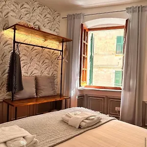 https://compagnia-del-mare-centro-storico-5-min-dal-mare.hotelitalianriviera.com